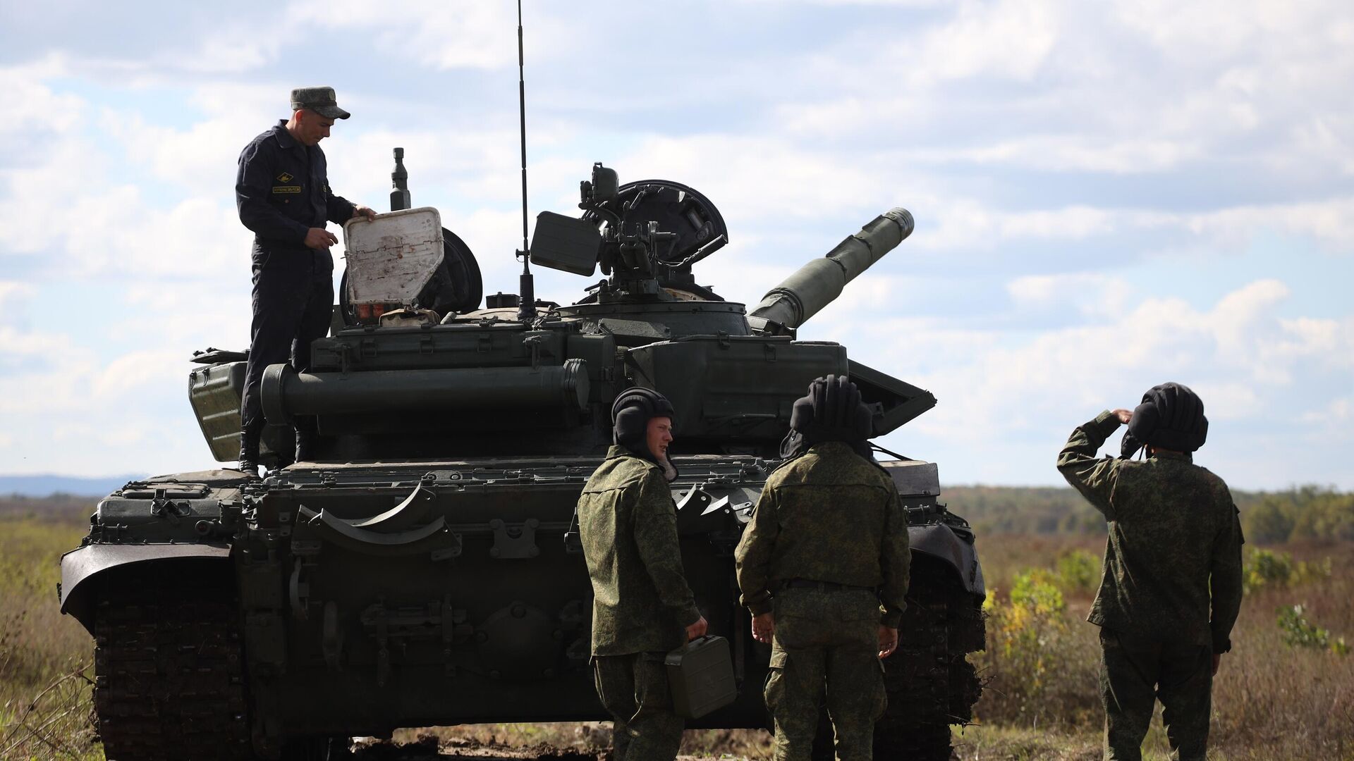 Мужчины, призванные на военную службу в ходе частичной мобилизации, проходят подготовку на полигоне - РИА Новости, 1920, 11.10.2022