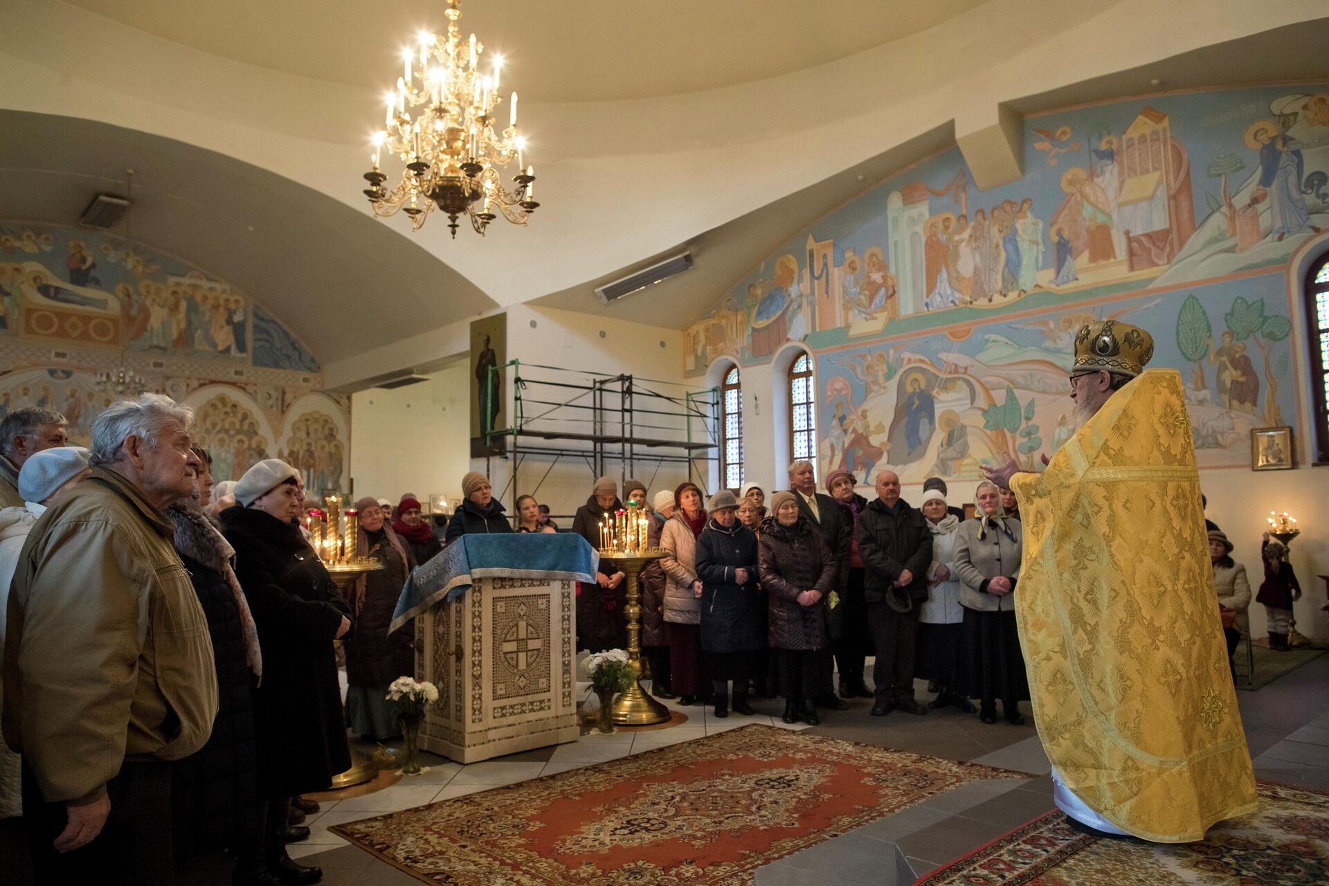 Люди во время воскресной службы в православной церкви Святого Пантелеймона в Висагинасе - РИА Новости, 1920, 04.10.2022