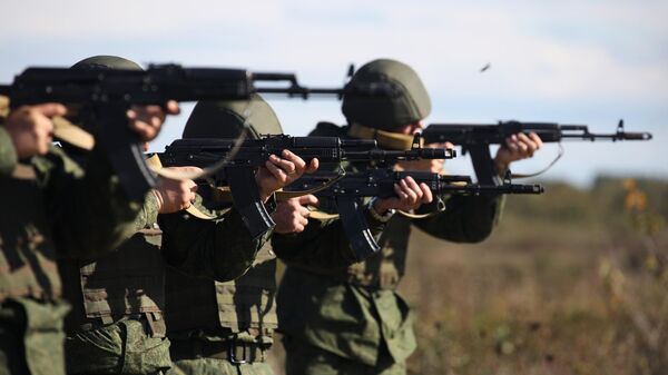 Мужчины, призванные на военную службу в ходе частичной мобилизации, проходят подготовку на полигоне в Краснодарском крае