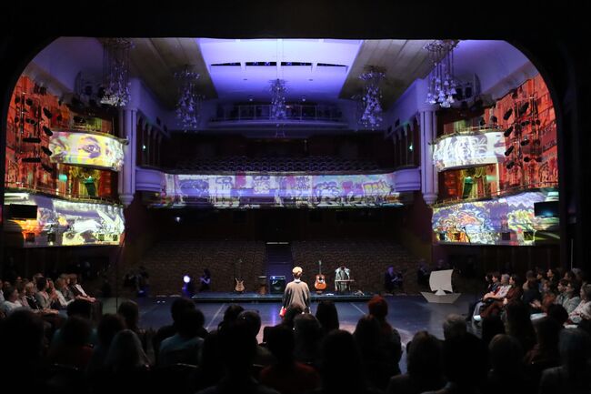 Перевернутый концерт в Новой Опере – музыканты и публика на сцене. Перевернутый концерт в Новой Опере – музыканты и публика на сцене.