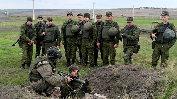 Мужчины, призванные на военную службу в ходе частичной мобилизации, проходят подготовку на полигоне в Ростовской области