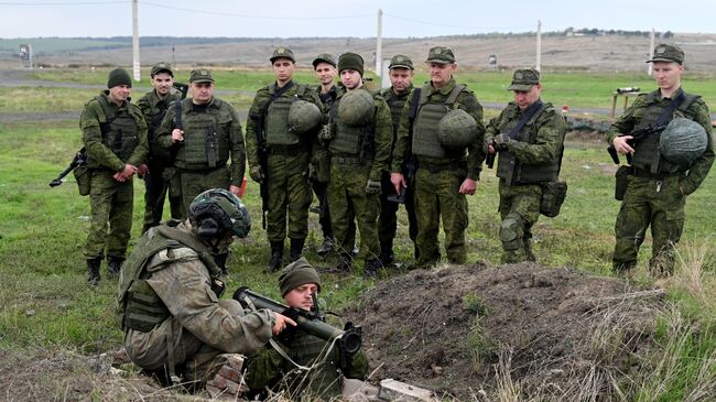 Мужчины, призванные на военную службу в ходе частичной мобилизации, проходят подготовку на полигоне в Ростовской области