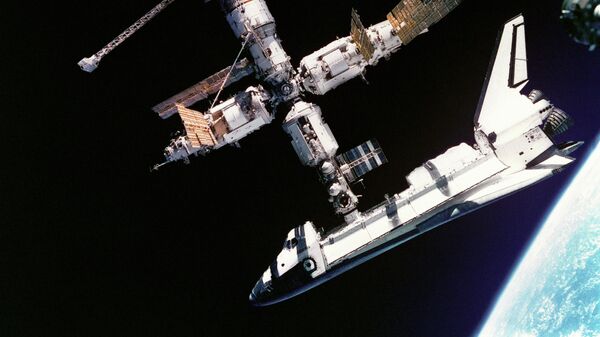 Атлантис, пристыкованный к российской космической станции Мир. 4 июля 1995 года