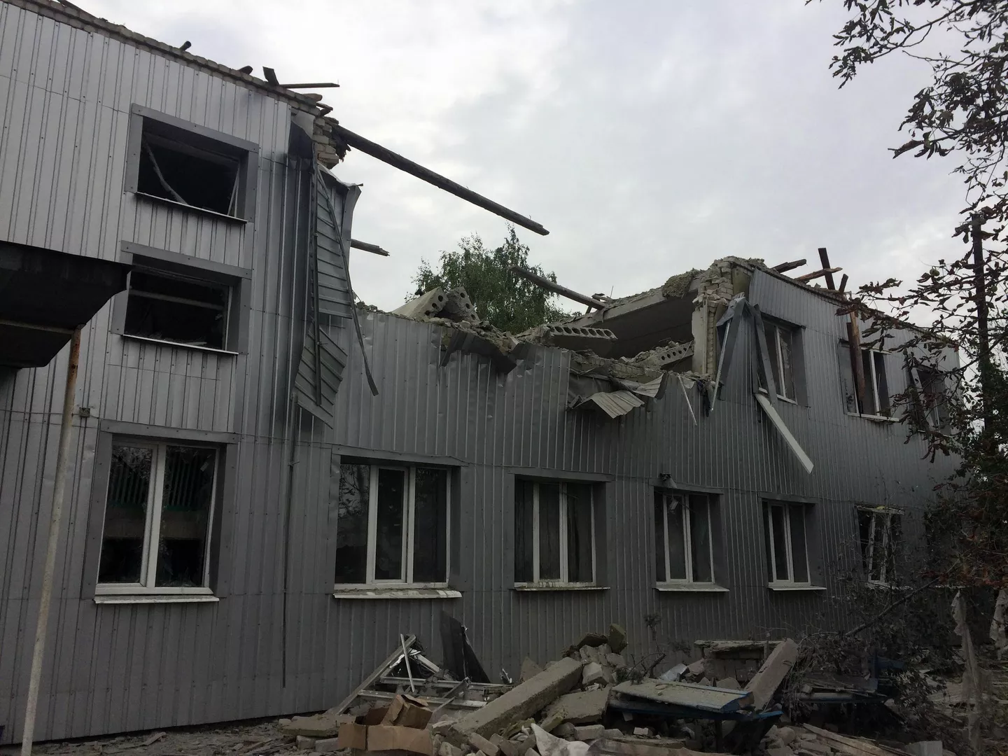 Разрушенное здание больницы в Мостках