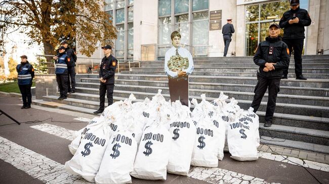 Сотрудники полиции во время акции протеста представителей оппозиционной партии Шор