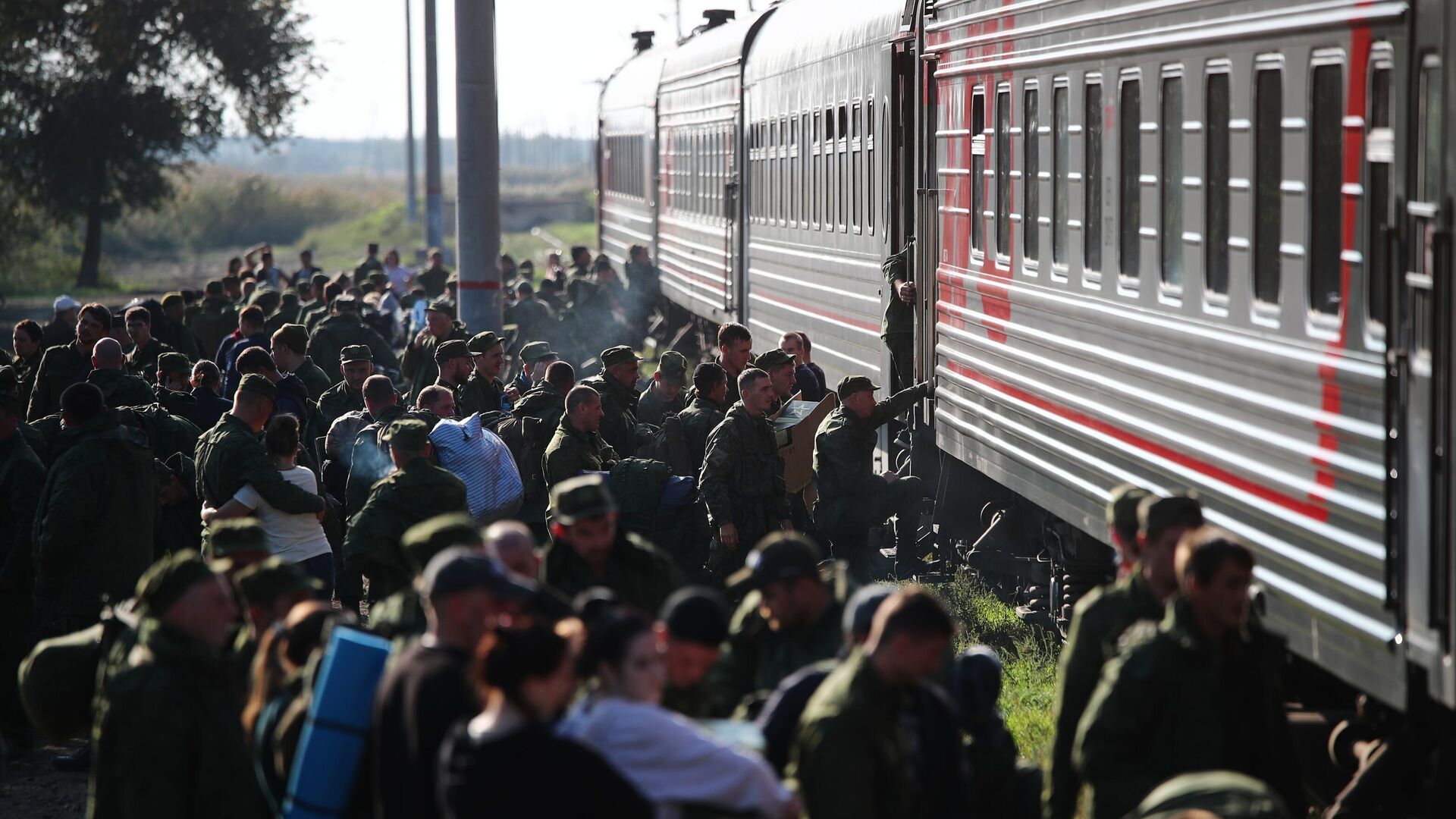 Мужчины, призванные на военную службу в ходе частичной мобилизации и прошедшие одиночную огневую подготовку на полигоне в Волгоградской области - РИА Новости, 1920, 04.10.2022