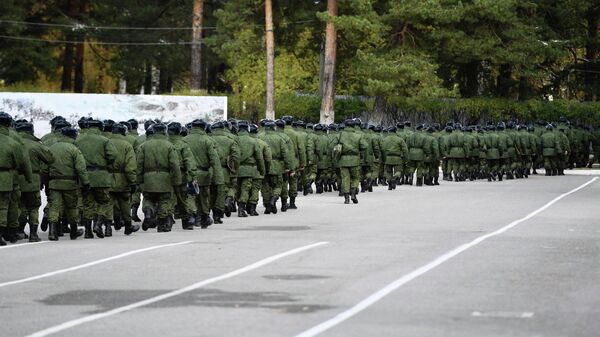 Мобилизованные граждане после окончания торжественной церемонии выдачи оружия в учебном центре Центрального военного округа в Свердловской области