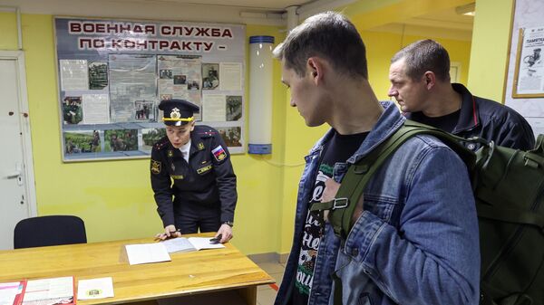Мужчины, призванные на воинскую службу в ходе частичной мобилизации, в военном комиссариате в Мурманске