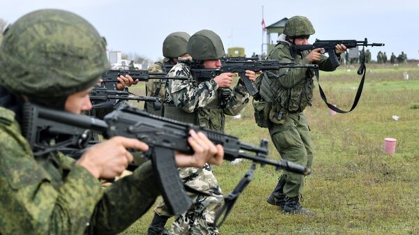 Мужчины, призванный на военную службу в ходе частичной мобилизации, проходят подготовку на полигоне в Донецкой народной республике