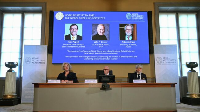 Члены Нобелевского комитета по физике во время объявления лауреатов Нобелевской премии по физике 2022 года