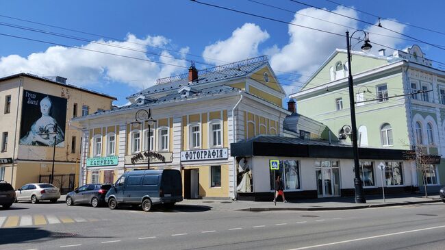 Одна из улиц Рыбинска. Желто-белый дом купца Попова - самая старая гражданская постройка города Одна из улиц Рыбинска. Желто-белый дом купца Попова - самая старая гражданская постройка города
