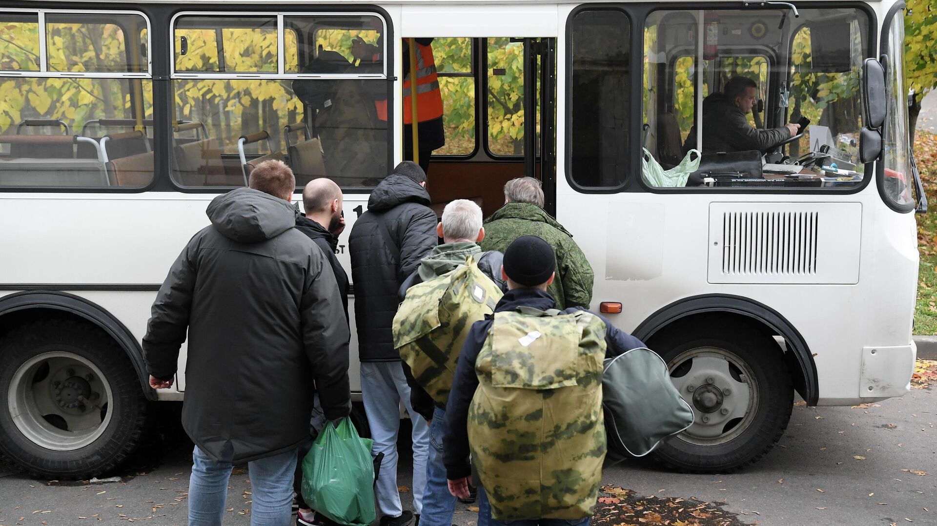 Верните мобилизованных домой последние. Автобус. Военный автобус. Мобилизация автобус. Мужчина в автобусе.