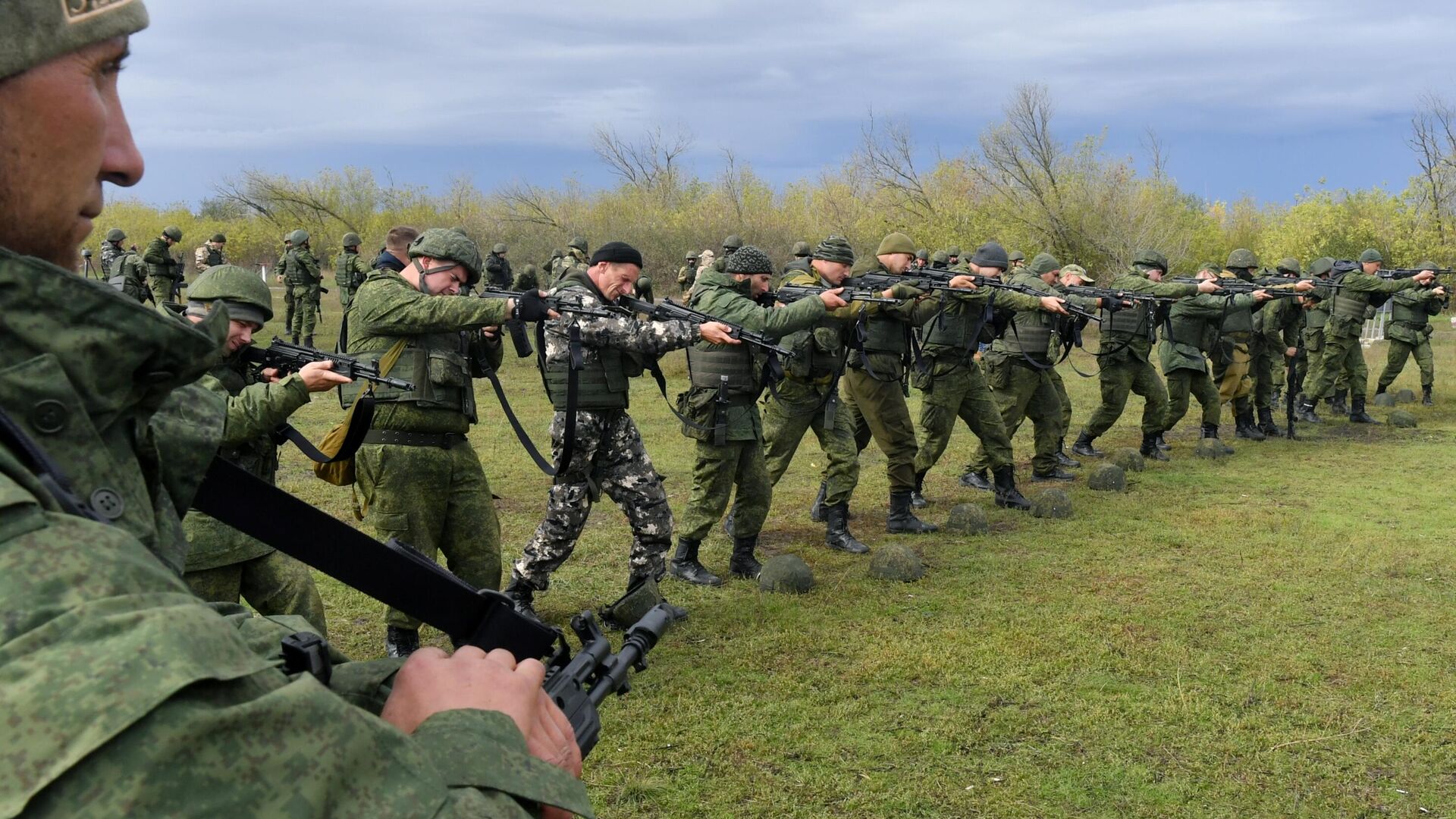 Мужчины, призванные на военную службу в ходе частичной мобилизации, проходят подготовку на полигоне в Донецкой народной республике - РИА Новости, 1920, 02.04.2024