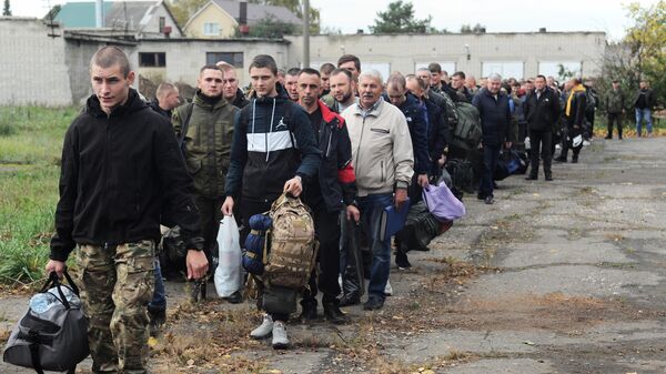 Мужчины, призванные на военную службу в ходе частичной мобилизации, во дворе сборного пункта военного комиссариата Тамбовской области