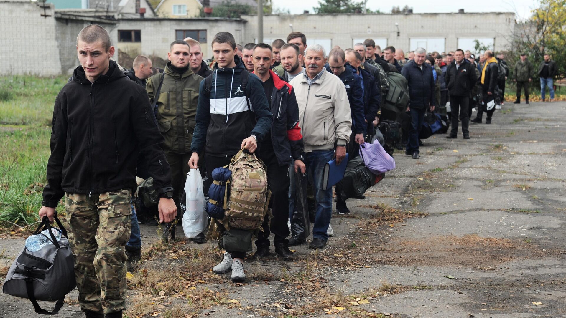 Мужчины, призванные на военную службу в ходе частичной мобилизации, во дворе сборного пункта военного комиссариата Тамбовской области - РИА Новости, 1920, 06.10.2022