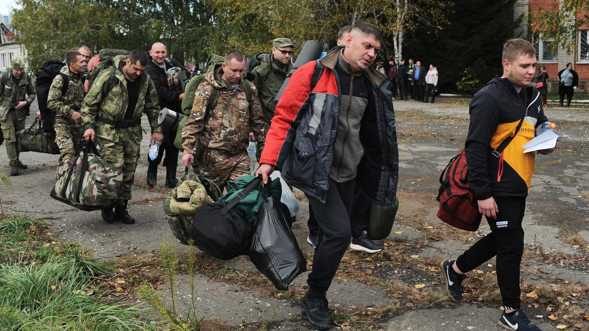 Мужчины, призванные на военную службу в ходе частичной мобилизации - РИА Новости, 1920, 05.10.2022