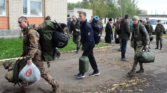 Мужчины, призванные на военную службу в ходе частичной мобилизации, во дворе сборного пункта военного комиссариата Тамбовской области