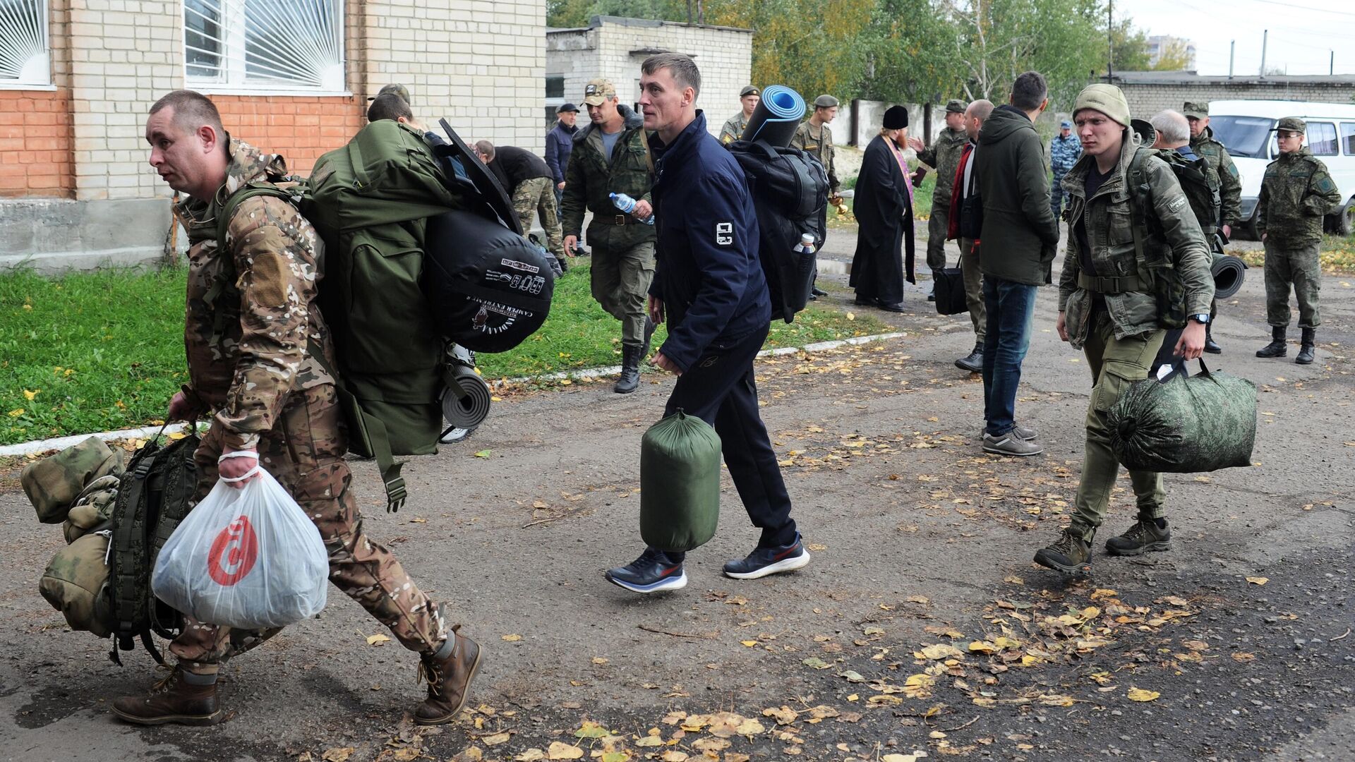 Мужчины, призванные на военную службу в ходе частичной мобилизации - РИА Новости, 1920, 09.10.2022