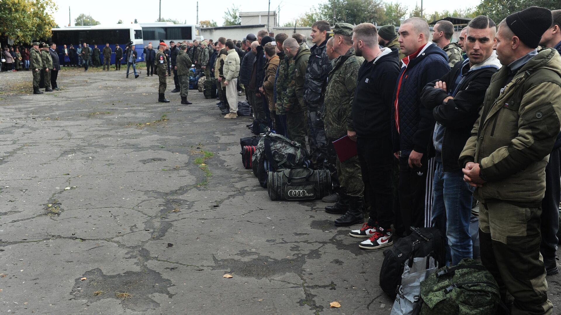 Мужчины, призванные на военную службу в ходе частичной мобилизации, во дворе сборного пункта военного комиссариата Тамбовской области - РИА Новости, 1920, 06.10.2022