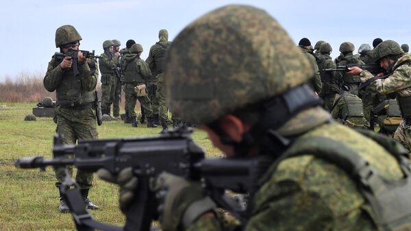 Мужчины, призванные на военную службу в ходе частичной мобилизации, проходят подготовку на полигоне в Донецкой Народной Республике