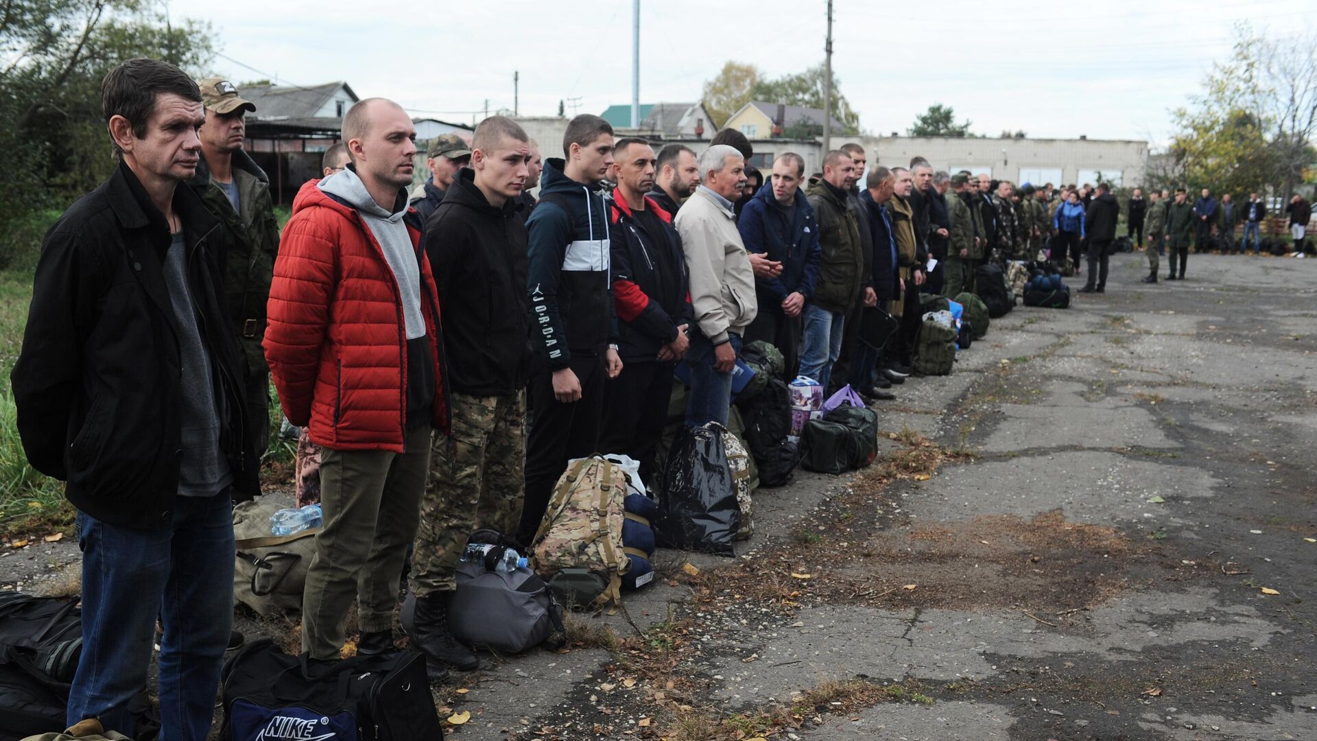 Мужчины, призванные на военную службу в ходе частичной мобилизации, во дворе сборного пункта военного комиссариата Тамбовской области - РИА Новости, 1920, 06.10.2022