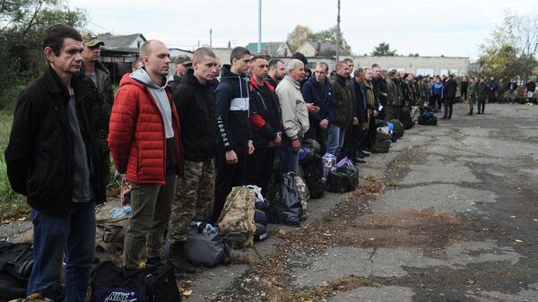 Мужчины, призванные на военную службу в ходе частичной мобилизации, во дворе сборного пункта военного комиссариата Тамбовской области