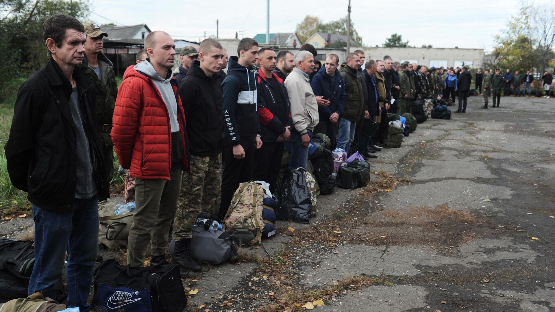 Мужчины, призванные на военную службу в ходе частичной мобилизации, во дворе сборного пункта военного комиссариата Тамбовской области - РИА Новости, 1920, 06.10.2022