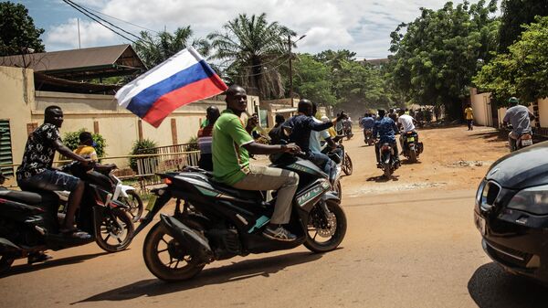 Местный житель с флагом России в Уагадугу, Буркина-Фасо