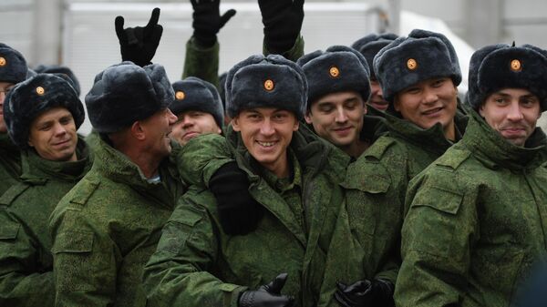 Мужчины, призванные на военную службу в ходе частичной мобилизации, на улице вблизи Новосибирского высшего военно-командного училища