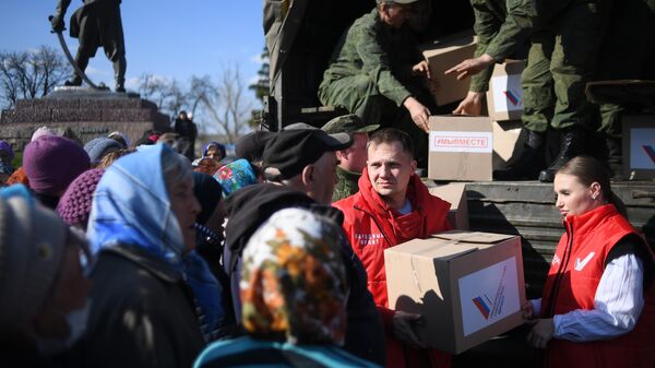 Раздача гуманитарной помощи в поселке Трехизбенка Луганской народной республики
