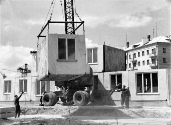 Жилищное строительство в СССР. Монтаж блоков жилого дома