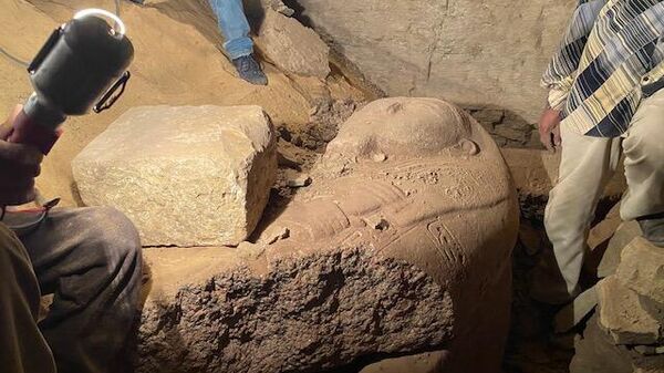 Саркофаг из розового гранита, обнаруженный недалеко от Каира, Египет