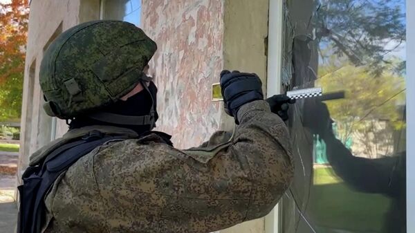 Работа следователей возле школы-интерната в Докучаевске, которую накануне обстреляли ВСУ