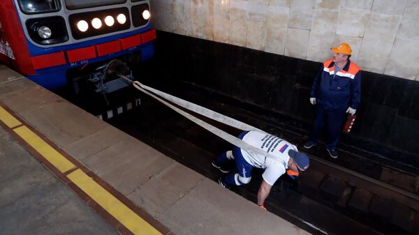 Сергей Агаджанян отбуксировал электропоезд метро весом 134 тонны на 30,6 метра в Нижнем Новгороде