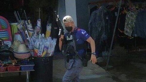 Полицейский недалеко от места нападения на детский центр в Таиланде. 6 октября 2022 года