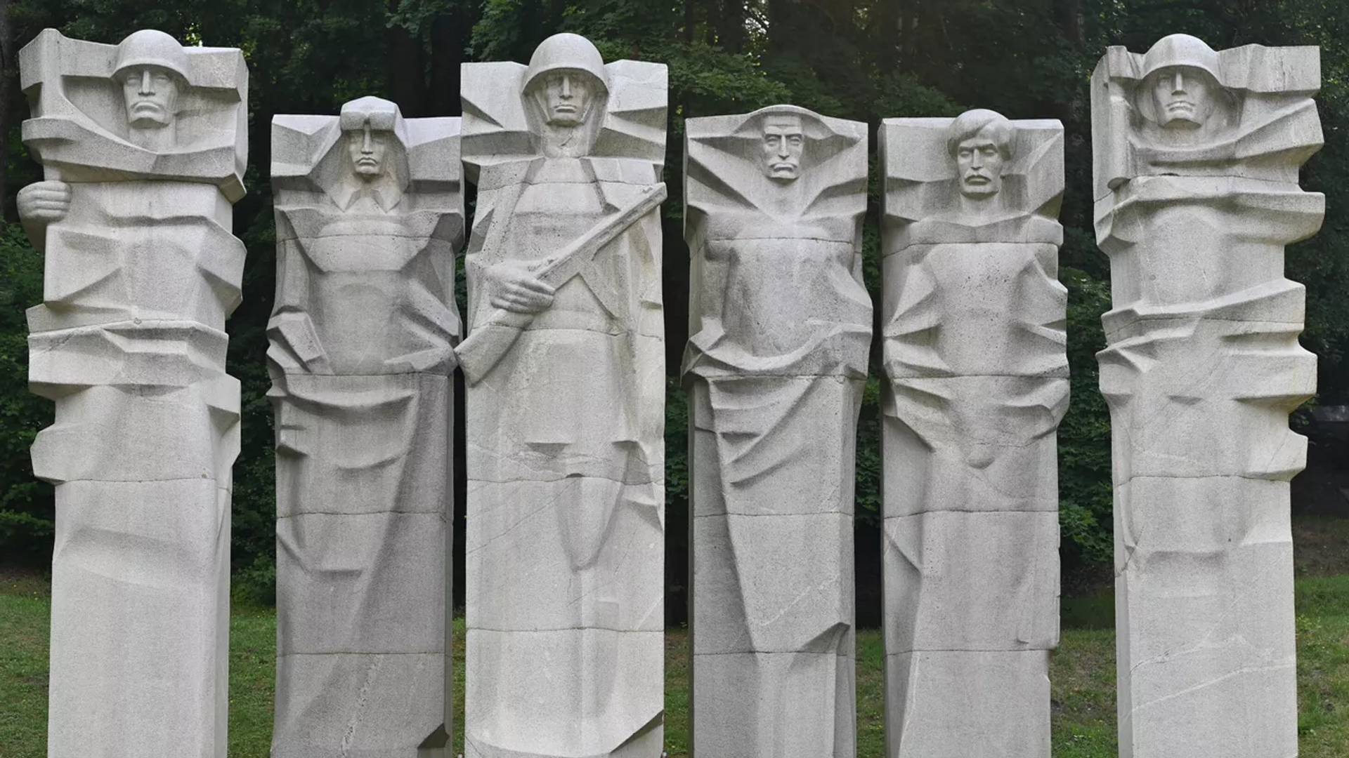 Мемориал советским воинам на Антакальнисском кладбище в Вильнюсе - РИА Новости, 1920, 06.12.2022