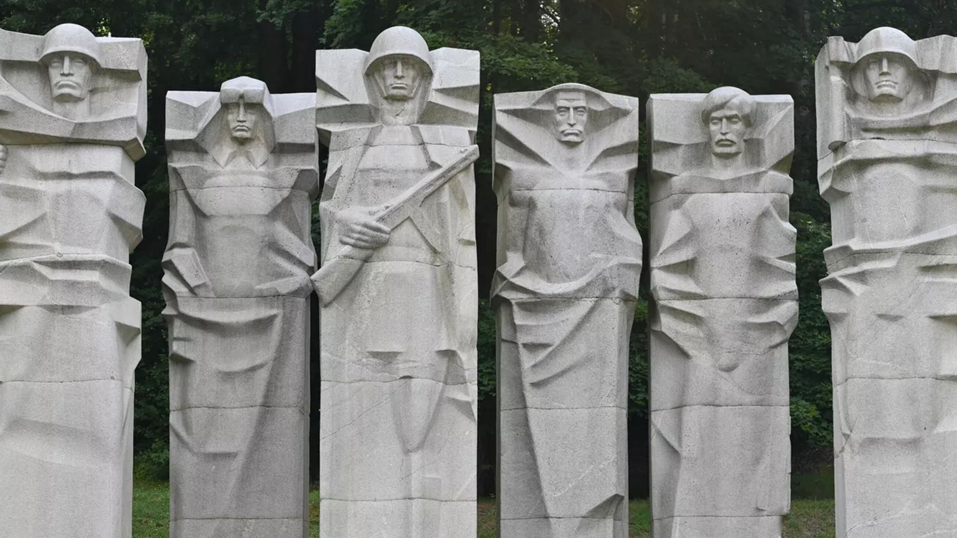 Мемориал советским воинам на Антакальнисском кладбище в Вильнюсе - РИА Новости, 1920, 10.10.2022