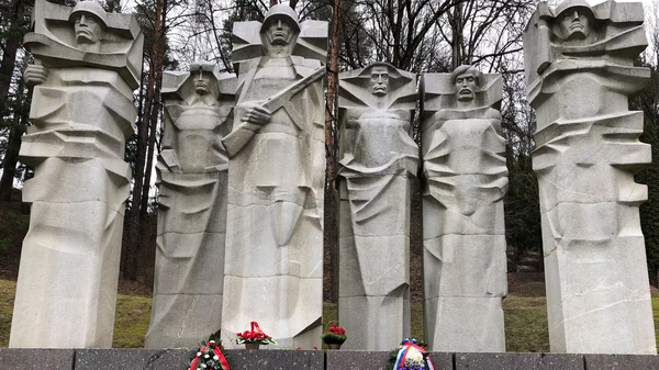 Мемориала советским воинам на Антакальнисском кладбище в Вильнюсе