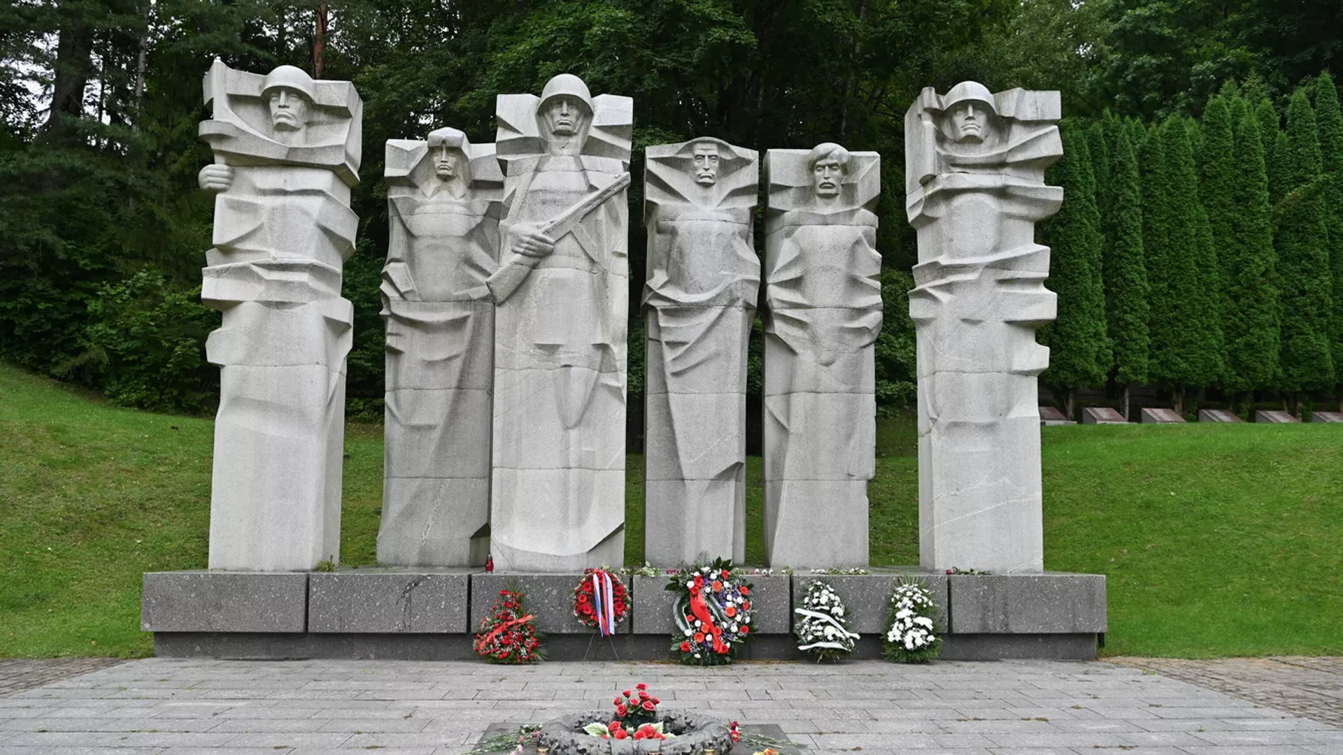 Мемориала советским воинам на Антакальнисском кладбище в Вильнюсе - РИА Новости, 1920, 04.04.2023