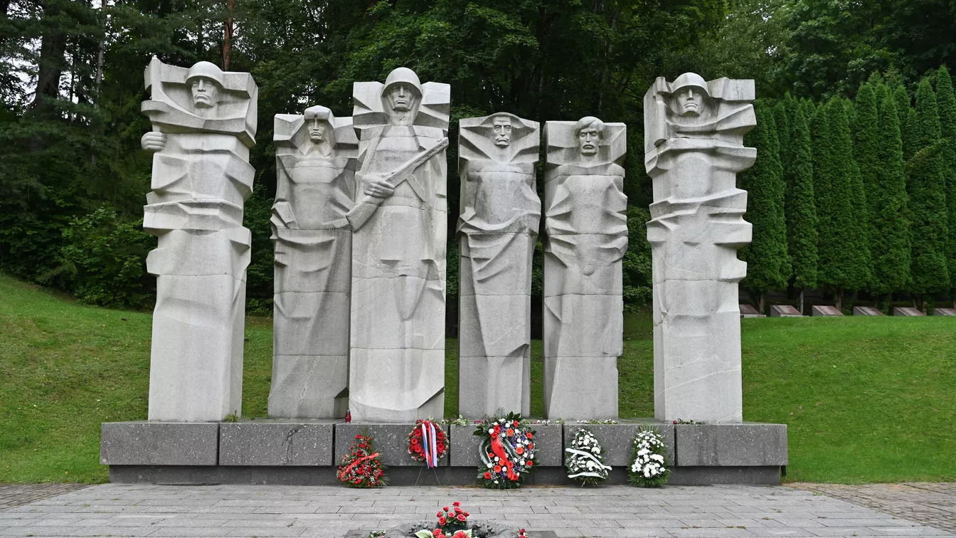 Мемориала советским воинам на Антакальнисском кладбище в Вильнюсе - РИА Новости, 1920, 04.04.2023