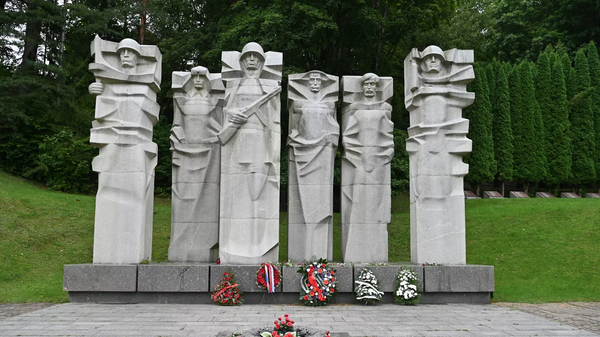 Мемориала советским воинам на Антакальнисском кладбище в Вильнюсе