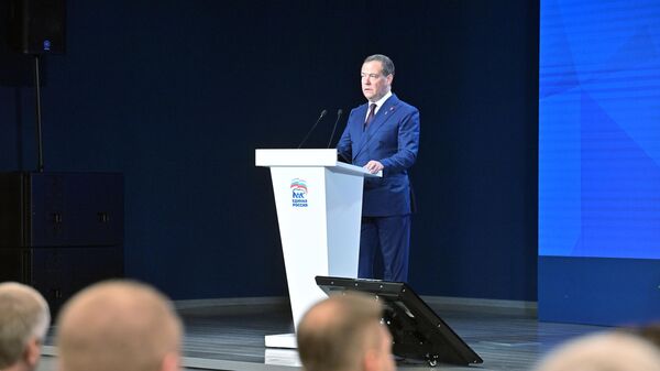 Председатель партии Единая Россия Дмитрий Медведев на заседании генерального совета партии Единая Россия в Москве