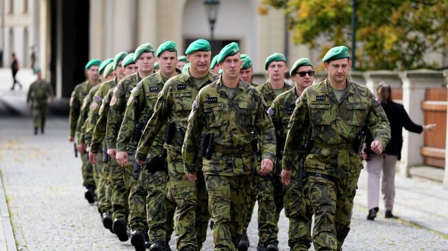 Военные у Пражского Града перед встречей Европейского политического сообщества в Праге