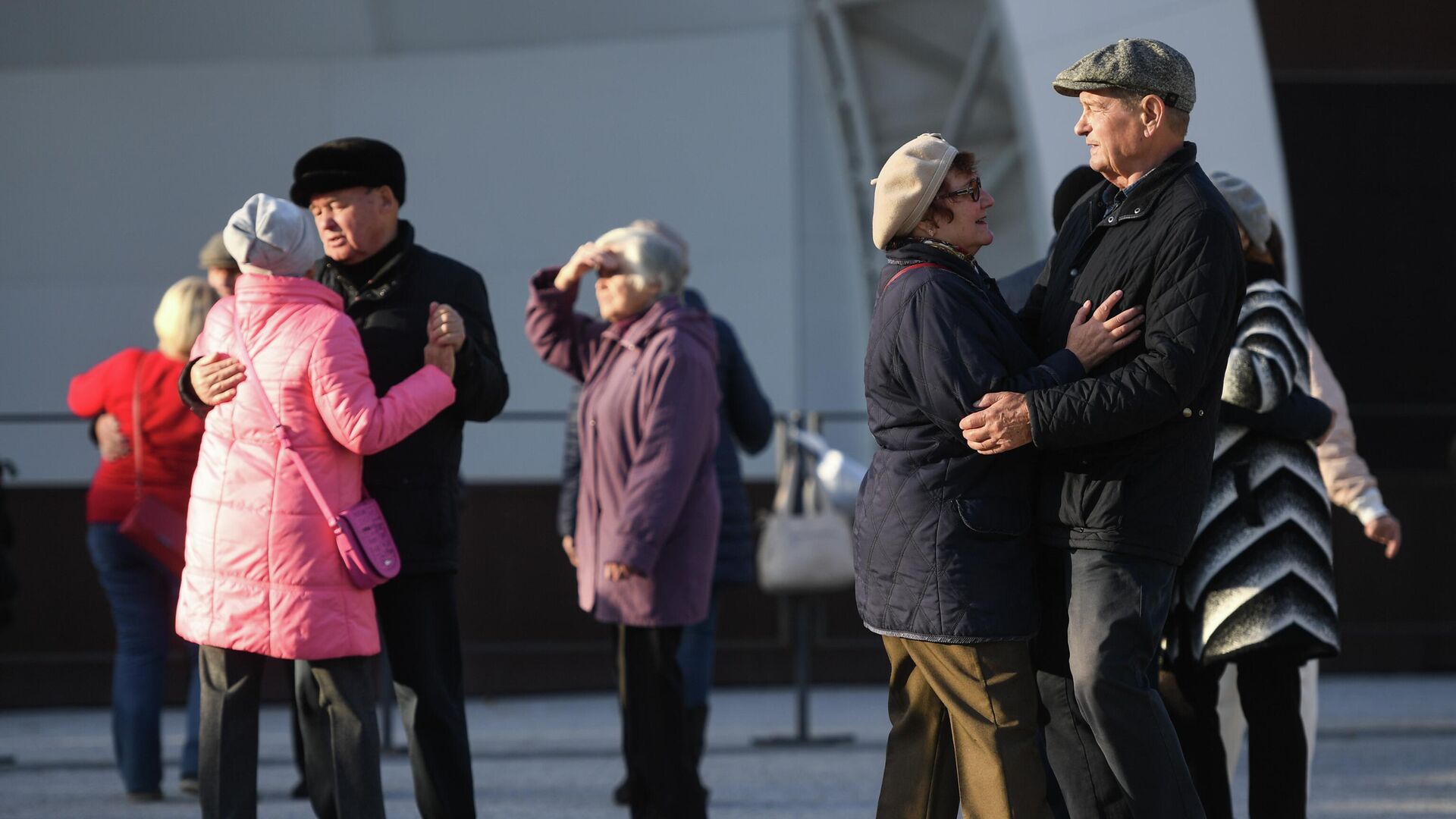 Пожилые люди принимают участие в музыкально-танцевальной программе Нам года не беда  - РИА Новости, 1920, 16.11.2023