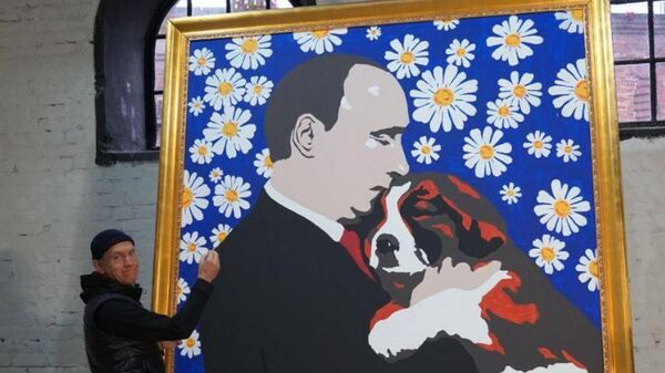 Художник Алексей Сергиенко у картины Путин с щенком