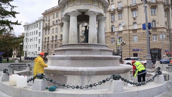 Специалисты приступили к консервации на зиму фонтана-ротонды у Никитских ворот в Москве