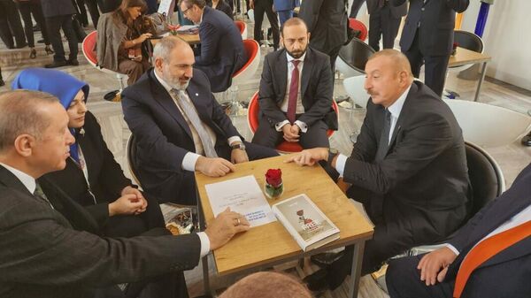 Никол Пашинян, Реджеп Тайип Эрдоган и Ильхам Алиев во время встречи в Праге