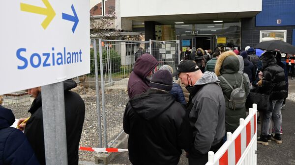 Беженцы из Украины в очереди на подачу заявок на получение пособий в пункте социального обеспечения в Штутгарте, Германия