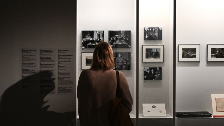 Посетительница рассматривает фотографии на выставке Первый нарком по иностранным делам Советского Союза. К 150-летию со дня рождения Г.В. Чичерина и 100-летию образования СССР