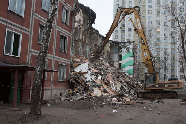 Снос пятиэтажного жилого дома по улице Народного ополчения в Москве